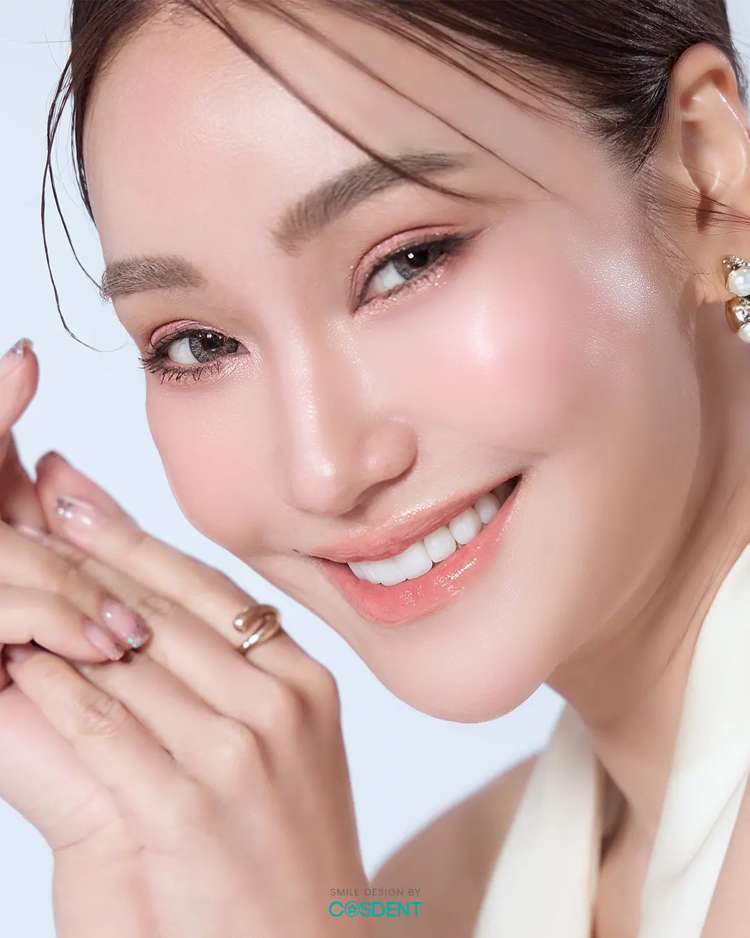 ภาพรอยยิ้ม COSDENT เลื่อนเมาส์หรือใช้แถบเลื่อนด้านล่างเพื่อเผยภาพสี